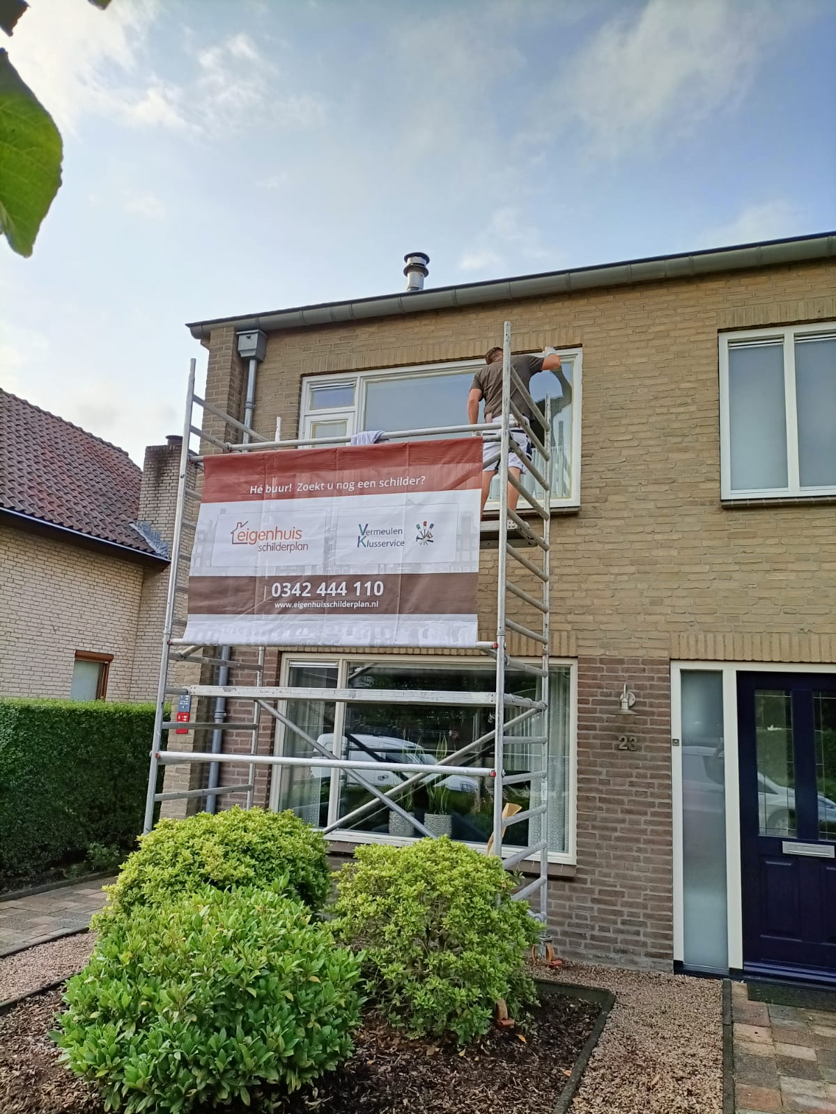 Schilderwerk in uitvoering op steiger in Nieuwegein